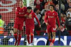 Liverpool puncaki klasemen dengan  permalukan MU empat gol tanpa balas